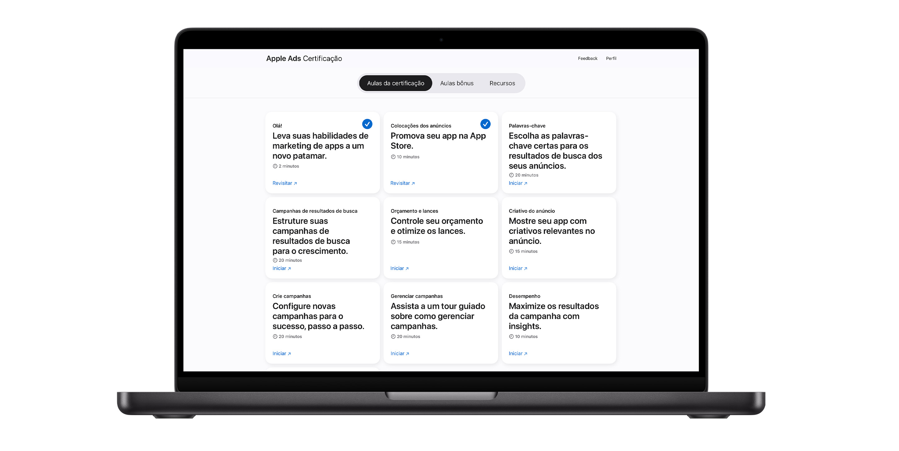 Página de lições da Certificação Apple Ads mostrando nove módulos de aula. As duas primeiras lições têm marcas de seleção azuis, indicando que foram concluídas.