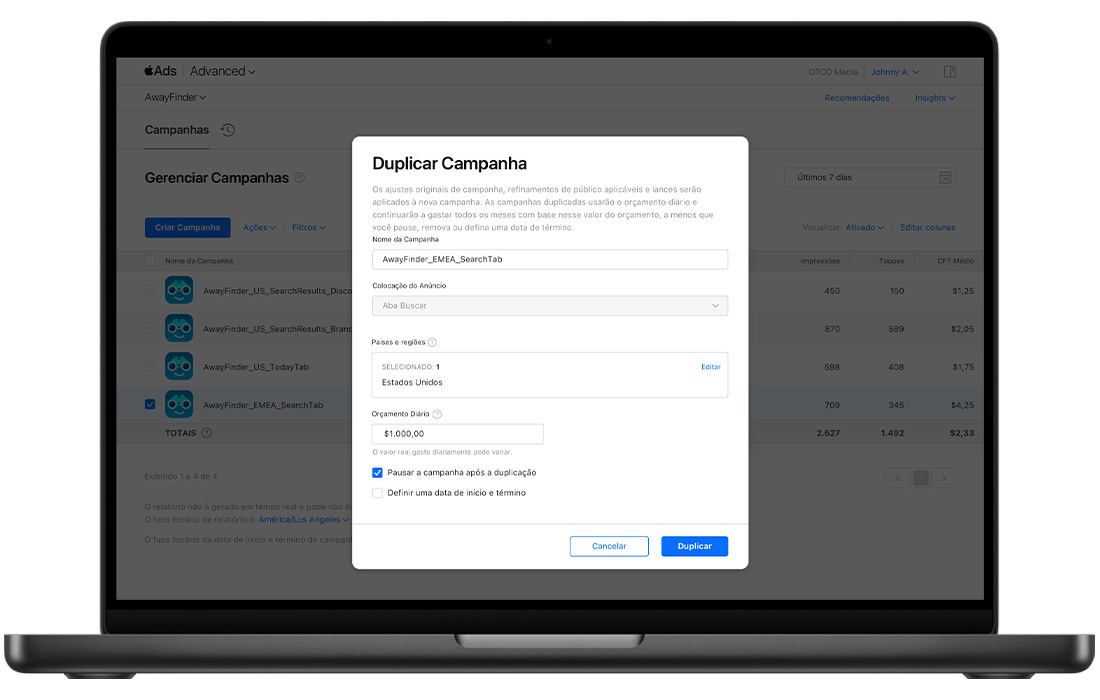 O painel Campanhas no Apple Ads mostrando uma lista de quatro campanhas para o app de exemplo, TripTrek. Uma campanha está selecionada. Uma Campanha Duplicada rotulada modal está sobreposta na página. A campanha selecionada está preenchida no campo Nome da Campanha; a colocação do anúncio está definida na aba Buscar; o orçamento diário está definido como US$ 1.000,00, e a caixa de seleção Pausar a campanha após a duplicação está selecionada.