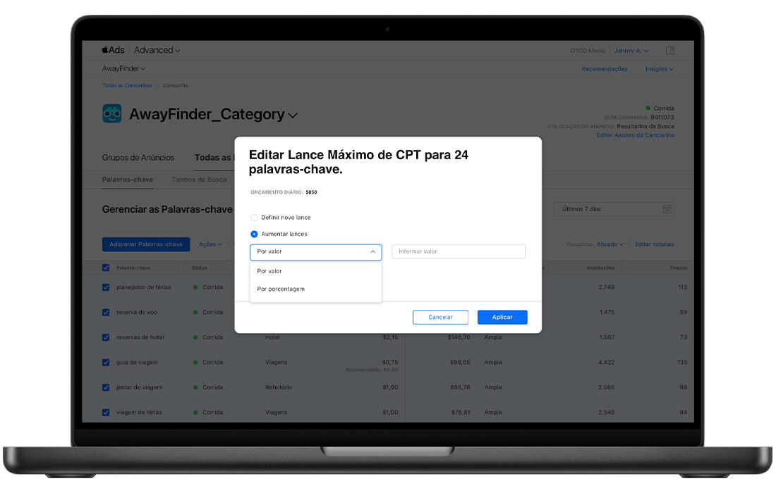 O painel Todas as Palavras-chave no Apple Ads está aberto no nível da campanha. Todas as palavras-chave estão selecionadas, e está aberto um modal que informa Editar Lance de CPT Máximo para 24 palavras-chave. Aumentar lances está selecionado, e Por valor está destacado em um menu. Há um campo Inserir valor e botões para Cancelar ou Aplicar as alterações.