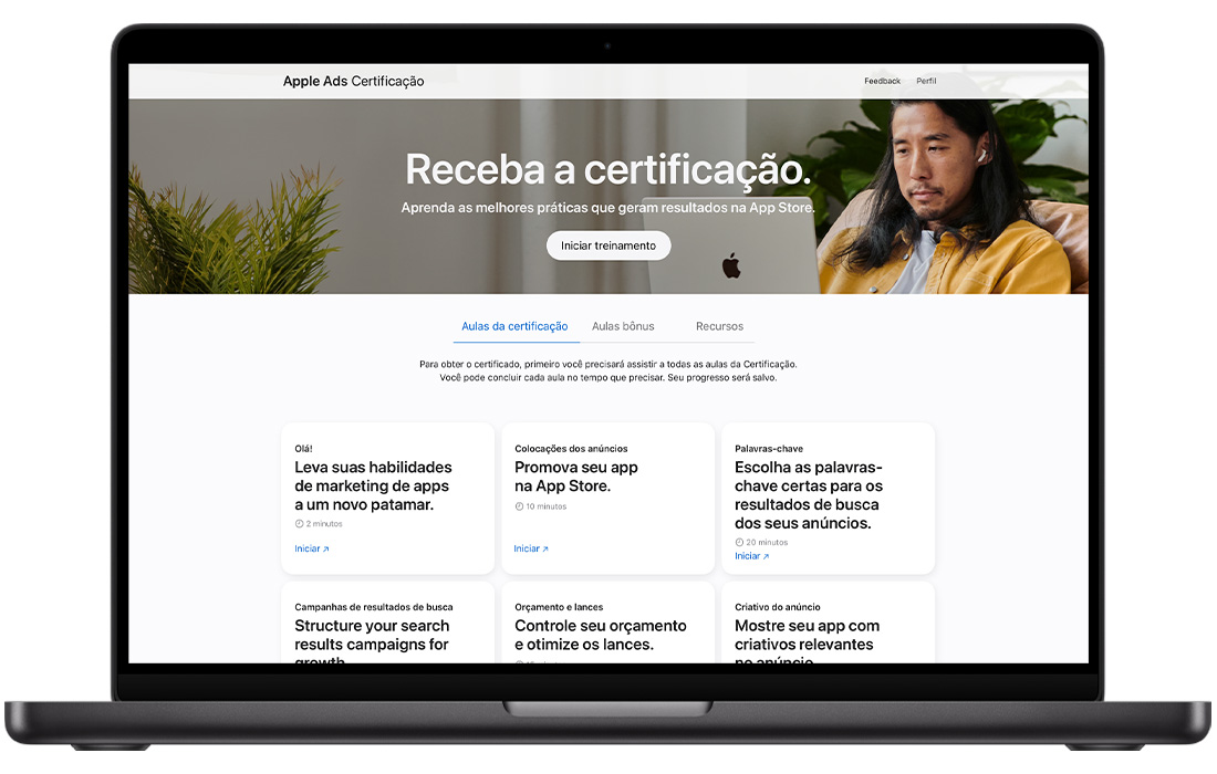 Um MacBook mostrando a página inicial da Certificação Apple Ads.
