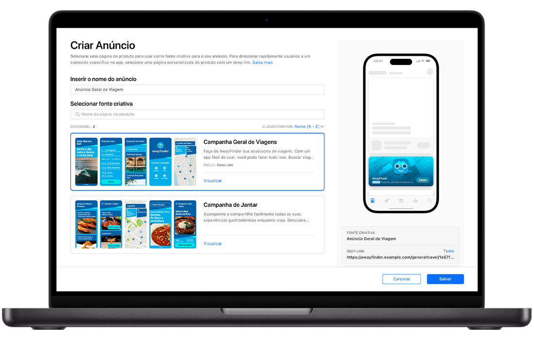 Um MacBook está aberto na página de criação de anúncios na aba Hoje do Apple Ads, mostrando duas páginas de produto personalizados disponíveis. O título do anúncio da aba Hoje que está sendo criado é Anúncio de Viagem Geral, e uma página de produto personalizada de Campanha de Viagem Geral está selecionada. No canto superior direito, uma prévia do anúncio mostra o ícone do app, o nome e o subtítulo, com ativos da página do produto personalizado no plano de fundo do anúncio.