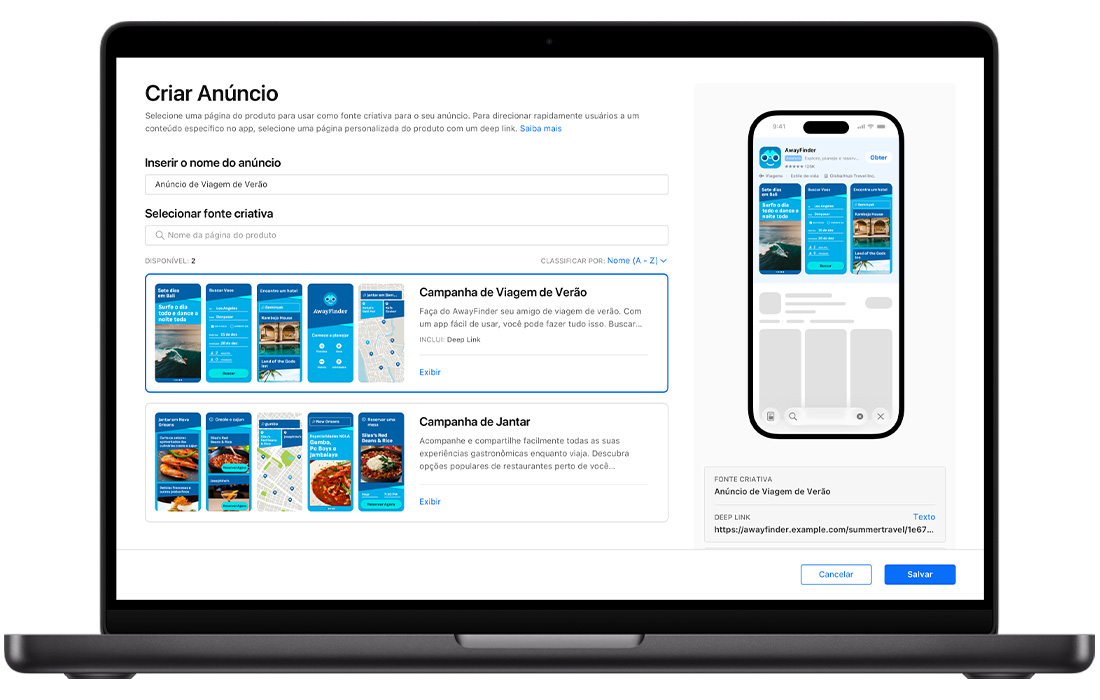 Um MacBook está aberto e exibe a página Criar Anúncio para uma variação de anúncio nos resultados de busca do Apple Ads. O computador mostra duas páginas de produto personalizadas disponíveis. O título da variação de anúncio que está sendo criada é Anúncio de Viagem de Verão. Uma página de produto personalizada da Campanha de Viagem de Verão está selecionada. À direita, um iPhone exibe uma prévia do anúncio.