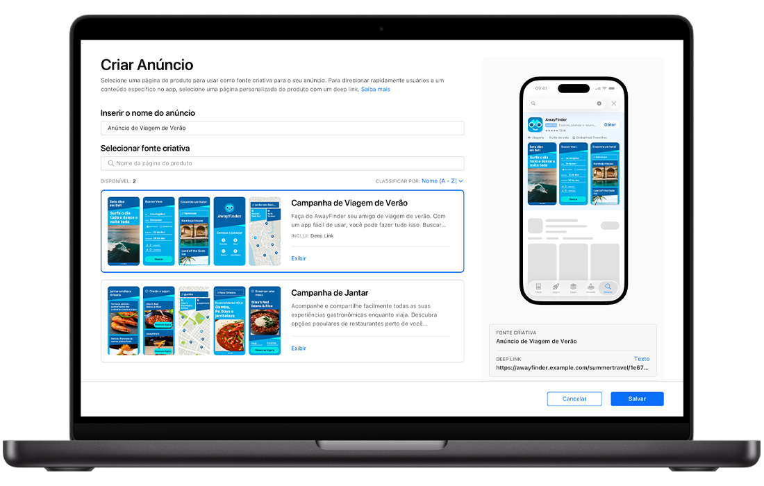 Um MacBook está aberto e exibe a página Criar Anúncio para uma variação de anúncio nos resultados de busca do Apple Ads. O computador mostra duas páginas de produto personalizadas disponíveis. O título da variação de anúncio que está sendo criada é Anúncio de Viagem de Verão. Uma página de produto personalizada da Campanha de Viagem de Verão está selecionada. À direita, um iPhone exibe uma prévia do anúncio.