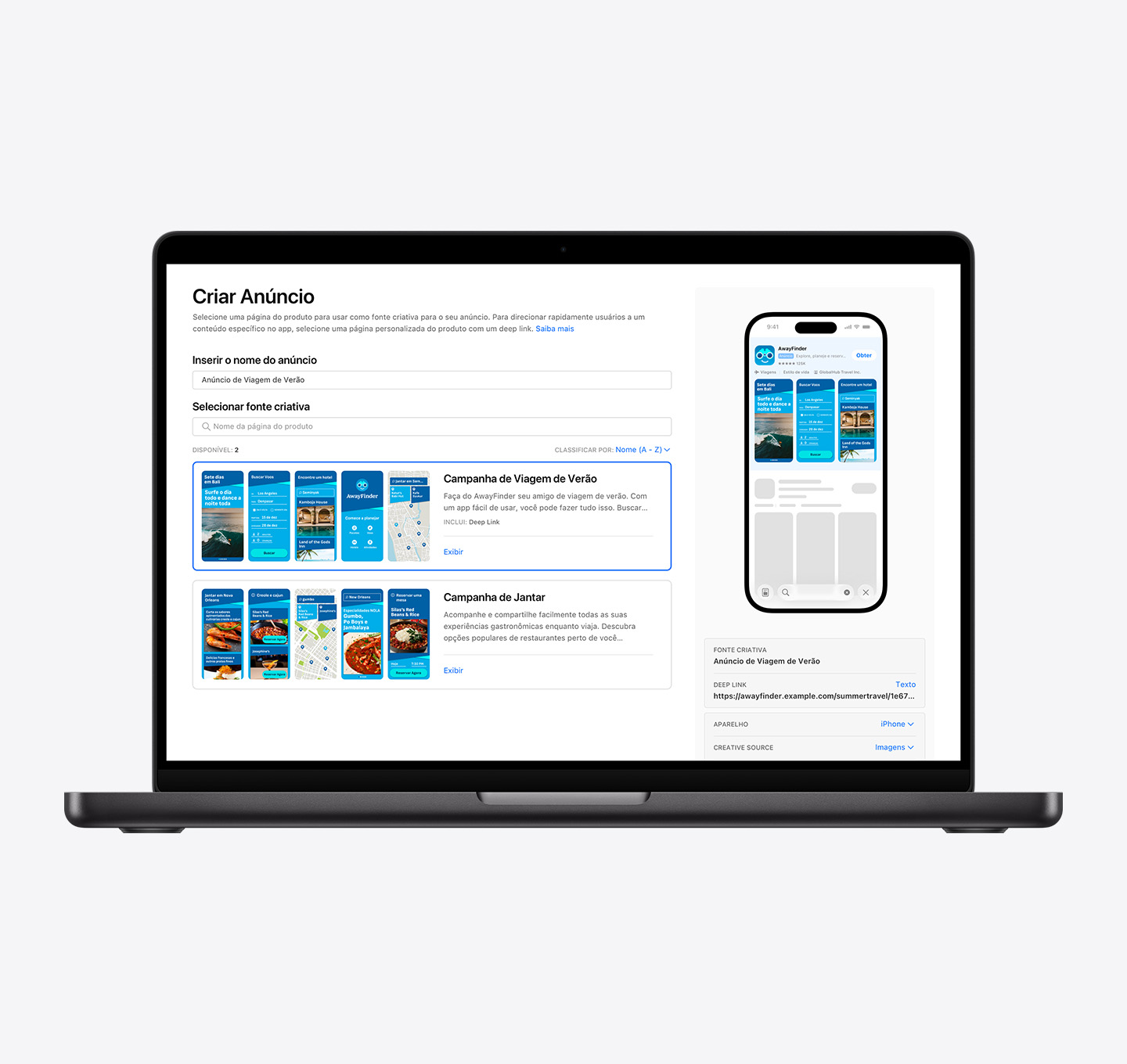 Um MacBook está aberto e exibe a página Criar Anúncio para uma variação de anúncio nos resultados de busca do Apple Ads. O computador mostra duas páginas de produto personalizadas disponíveis. O título da variação de anúncio que está sendo criada é Anúncio de Viagem de Verão. Uma página do produto personalizada da Campanha de Viagem de Verão está selecionada. À direita, um iPhone exibe uma prévia do anúncio.