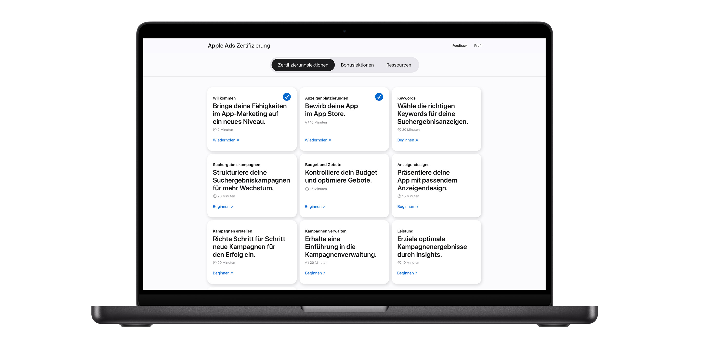 Die Lektionsseite zur Apple Ads Zertifizierung mit neun Lektionsmodulen. Die ersten beiden Lektionen sind mit blauen Häkchen versehen, die anzeigen, dass sie abgeschlossen sind.