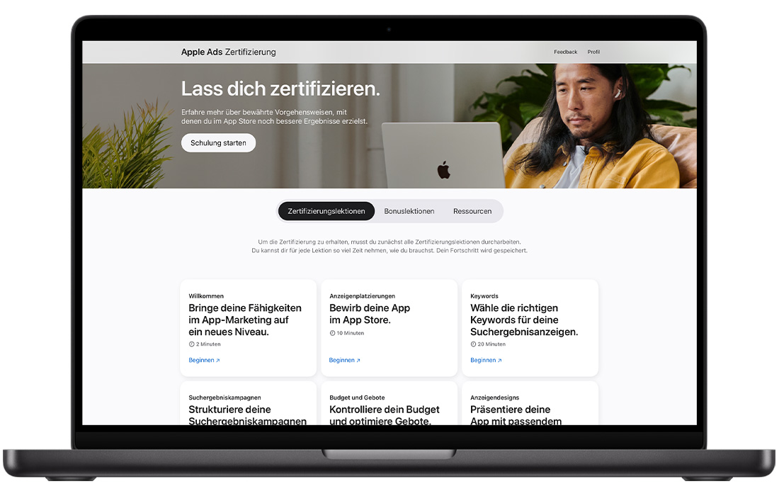 Ein MacBook mit der Startseite der Apple Ads Zertifizierung.