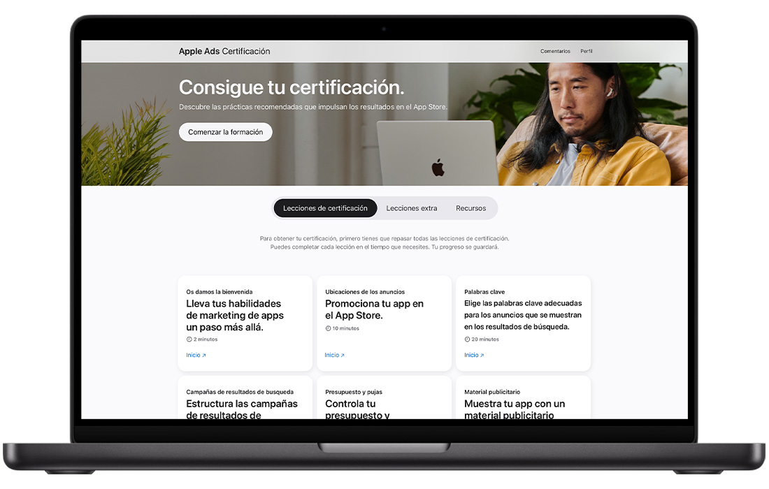 Un MacBook que muestra la página de inicio de la certificación de Apple Ads.