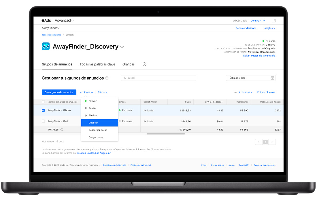El grupo de anuncios en el panel de Apple Ads que muestra un grupo de anuncios seleccionado, el menú Acciones abierto y la opción Duplicar resaltada.
