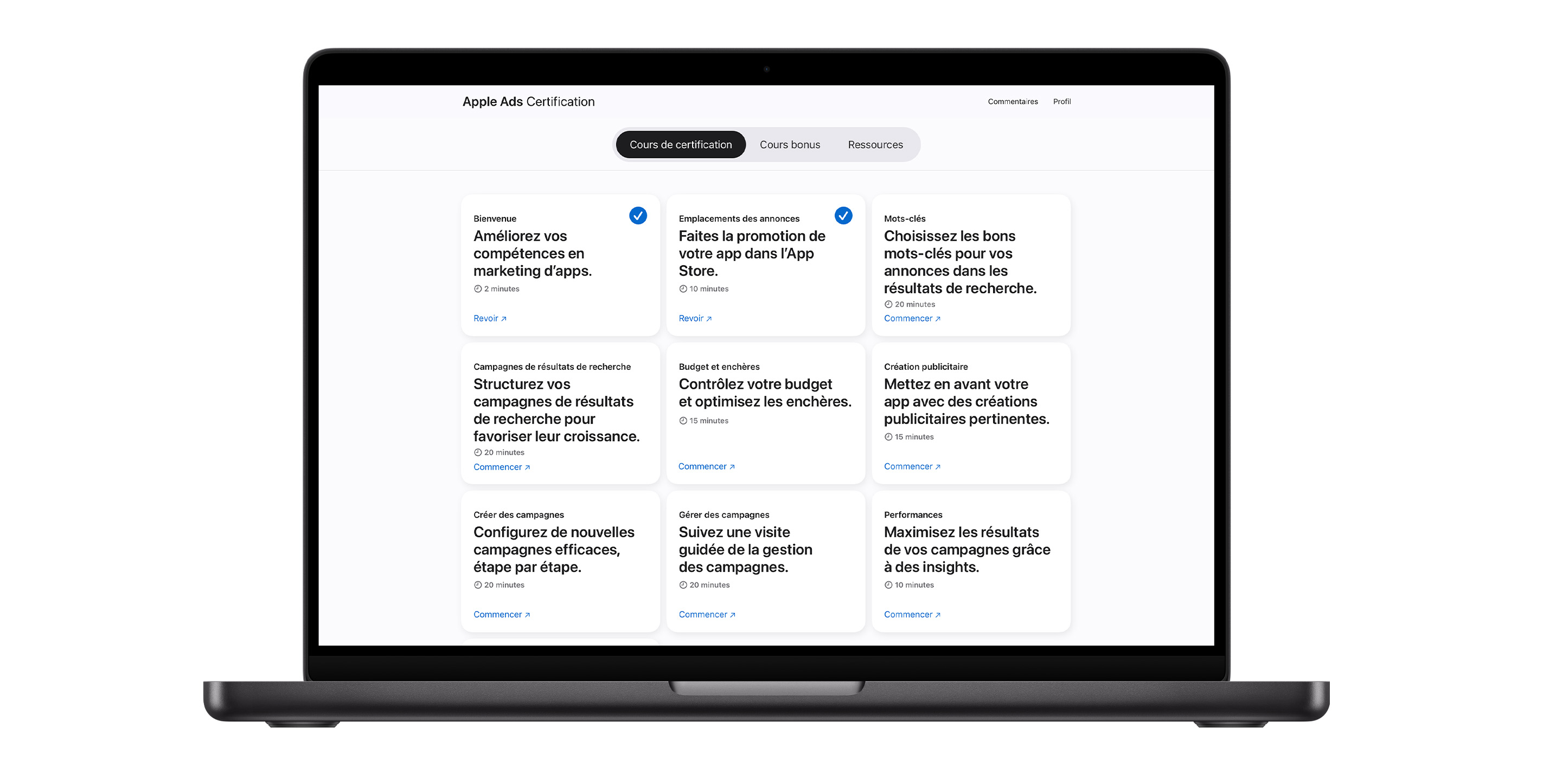 Page des cours de certification Apple Ads affichant neuf modules de cours. Les deux premiers cours sont cochés en bleu, ce qui indique qu’ils sont terminés.