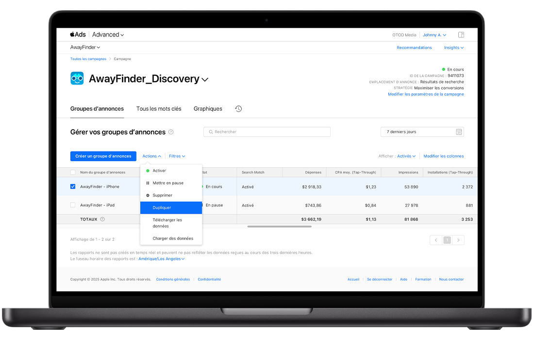 L’onglet Groupe d’annonces du tableau de bord d’Apple Ads, avec un groupe d’annonces sélectionné, le menu Actions ouvert et l’option Dupliquer mise en évidence.