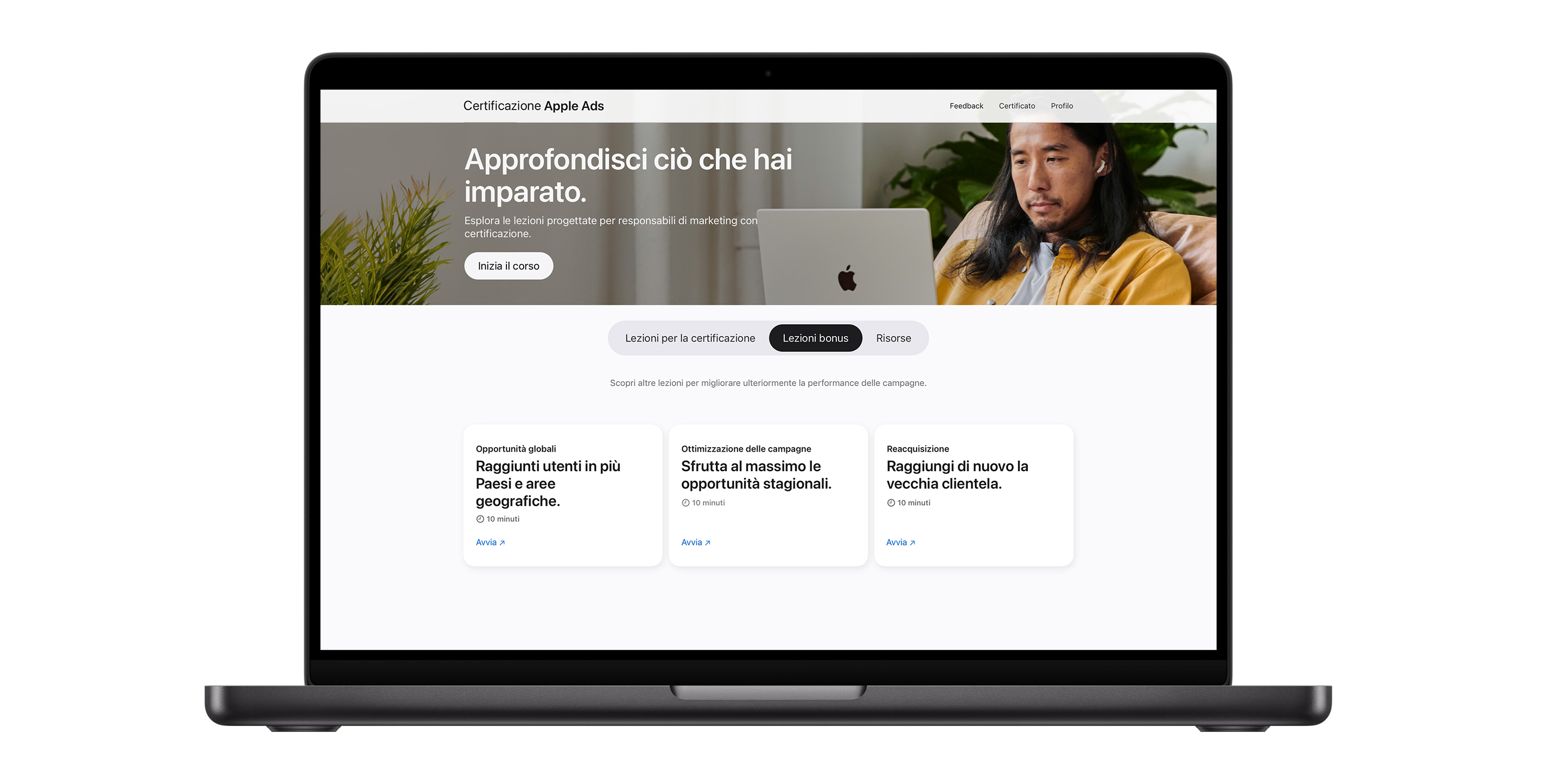 Pagina delle lezioni per la certificazione Apple Ads che mostra il pannello delle lezioni bonus. Sono visualizzate tre lezioni incentrate su come migliorare la performance delle campagne.