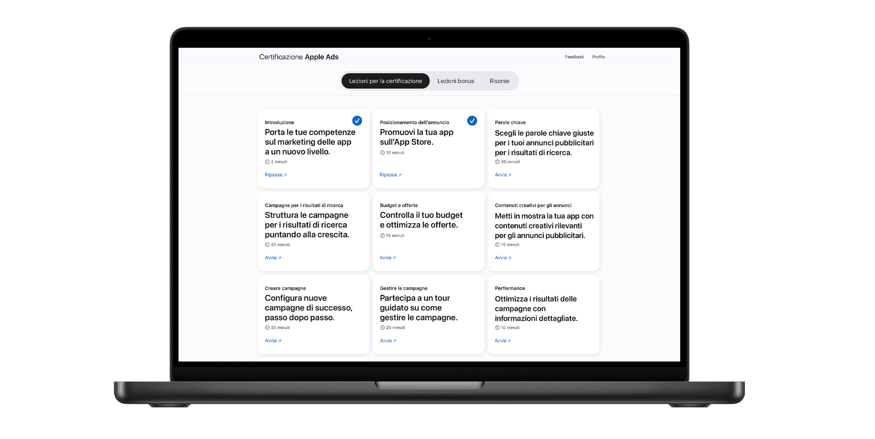 Pagina delle lezioni per la certificazione Apple Ads che mostra nove moduli di lezione. Le prime due lezioni hanno un segno di spunta blu, a indicare che sono state completate.