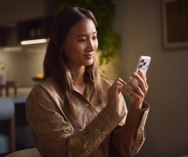 一个正在看 iPhone 的人。 