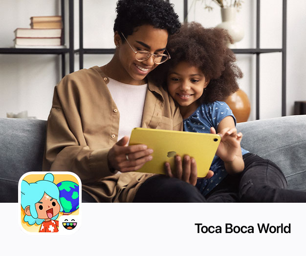 Una persona adulta y otra menor de edad sentadas juntas en un sofá, mirando un iPad.