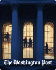 Обложка The Washington Post с фотографией окон Капитолия США ночью. 