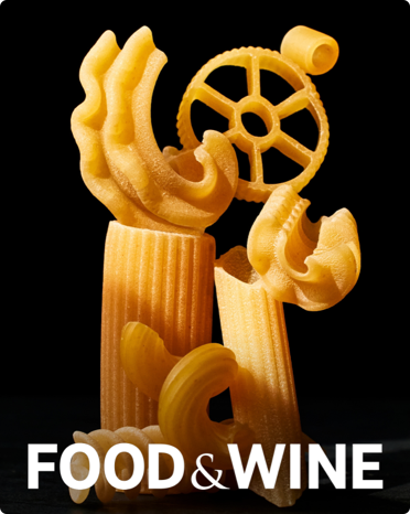 Обложка журнала Food & Wine с фотографией различных видов пасты, аккуратно уложенных друг на друга. 