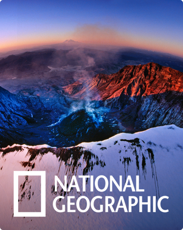 Обложка National Geographic с фотографией горной цепи с заснеженными вершинами, снятой с эффектом «рыбьего глаза» сверху.