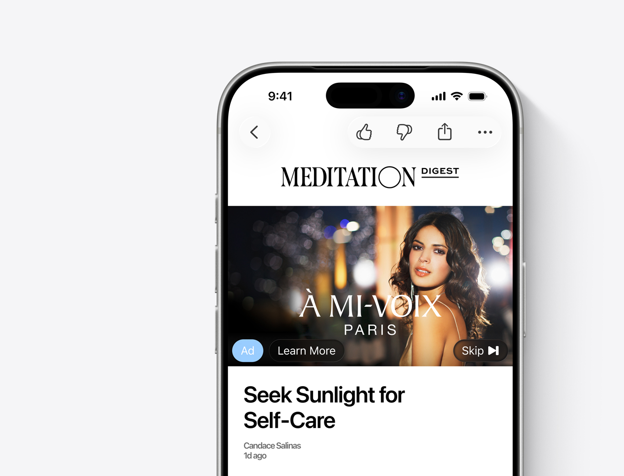 Экран iPhone с рекламой вымышленного кутюрного бренда Á Mi-Voix в статье Meditation Digest в Apple News.