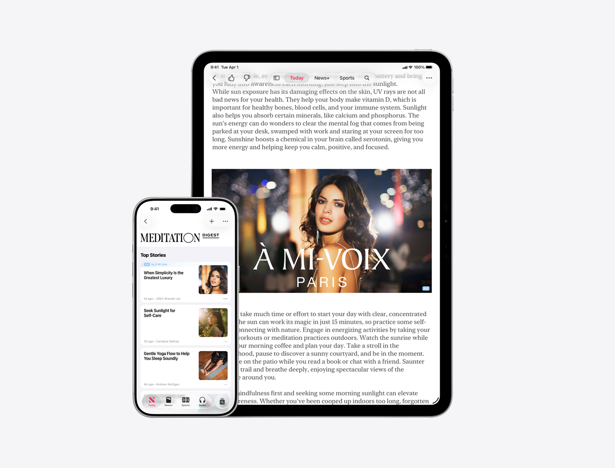 iPhone и iPad рядом. В обоих случаях в материалах Apple News размещена реклама кутюрного бренда Á Mi-Voix в качестве примера.