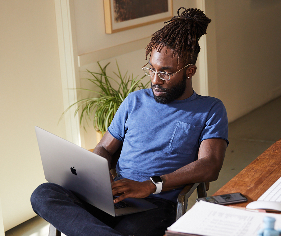 Kund:in sieht sich die Apple Ads Zertifizierungsschulung auf einem Mac an.