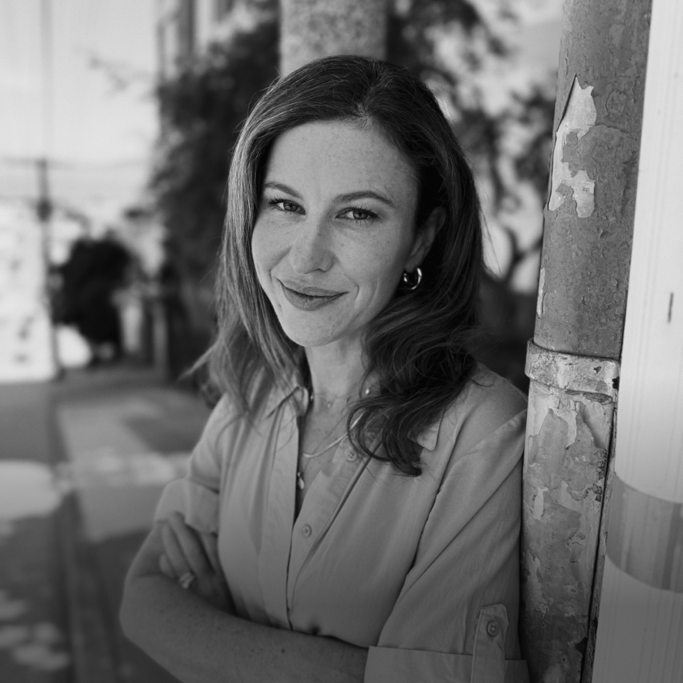 Instacart의 CMO(Chief Marketing Officer)인 Laura Jones의 흑백 이미지.