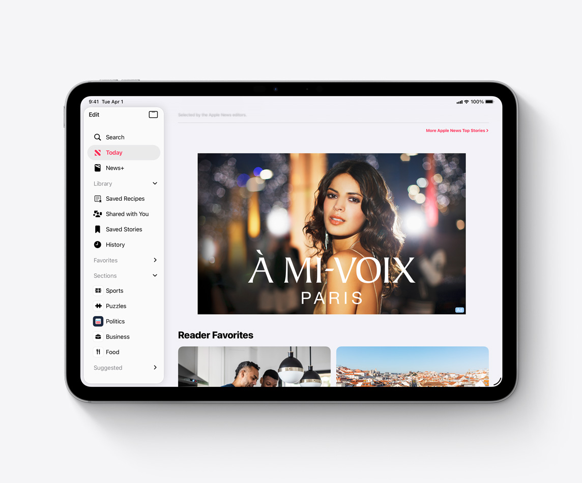Ein iPad, auf dem der Feed „Heute“ der Apple News App geöffnet ist. Eine Anzeige für die Beispiel-Modemarke Á Mi Voix erscheint oben auf dem Bildschirm.