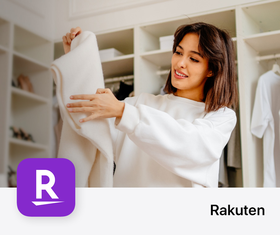 微笑んでクローゼットの中に立ち、セーターを畳んでいる人物。