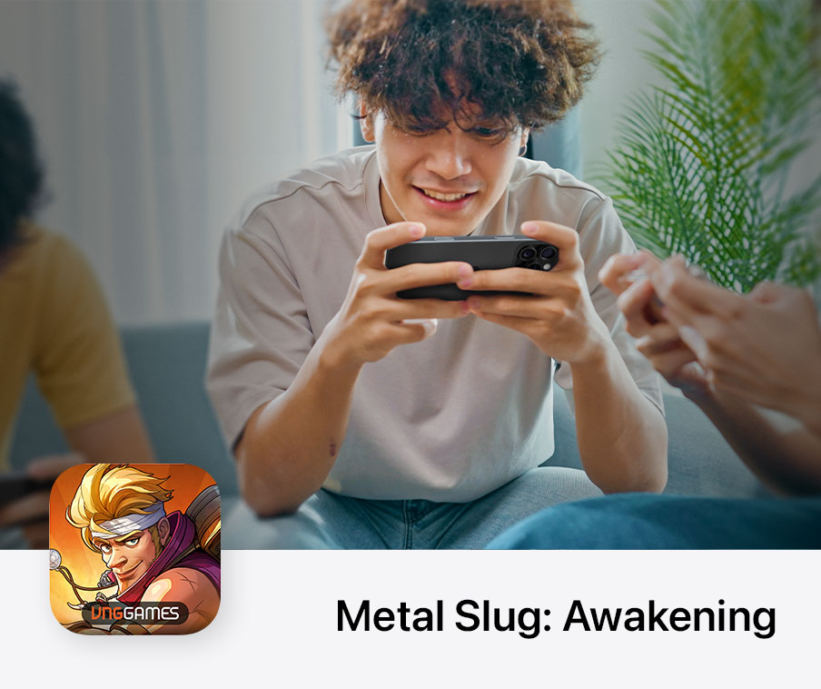 iPhoneを持ち、ゲームをプレイしながら画面を見つめる人。