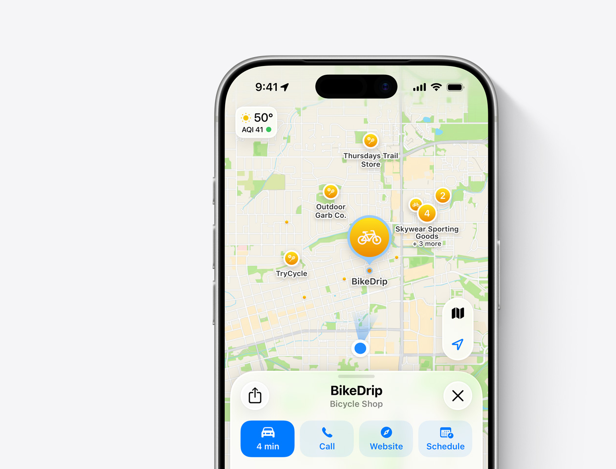 iPhone mit Apple Maps, mit einem beworbenen Pin für BikeDrip, einen fiktiven Fahrradladen, der als hervorgehobenes Ergebnis mit einer Informationskarte am unteren Bildschirmrand angezeigt wird.