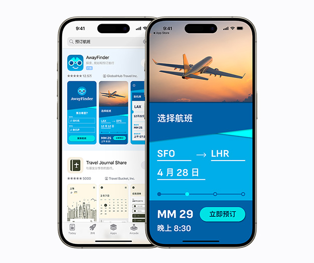 两台 iPhone 并排放在一起。其中一台显示示例 app“寻游通”的搜索结果广告，搜索框中输入了“预定航班”。另一台显示 app“寻游通”中的截屏，其中有“选择航班”和“立即预订”选项。