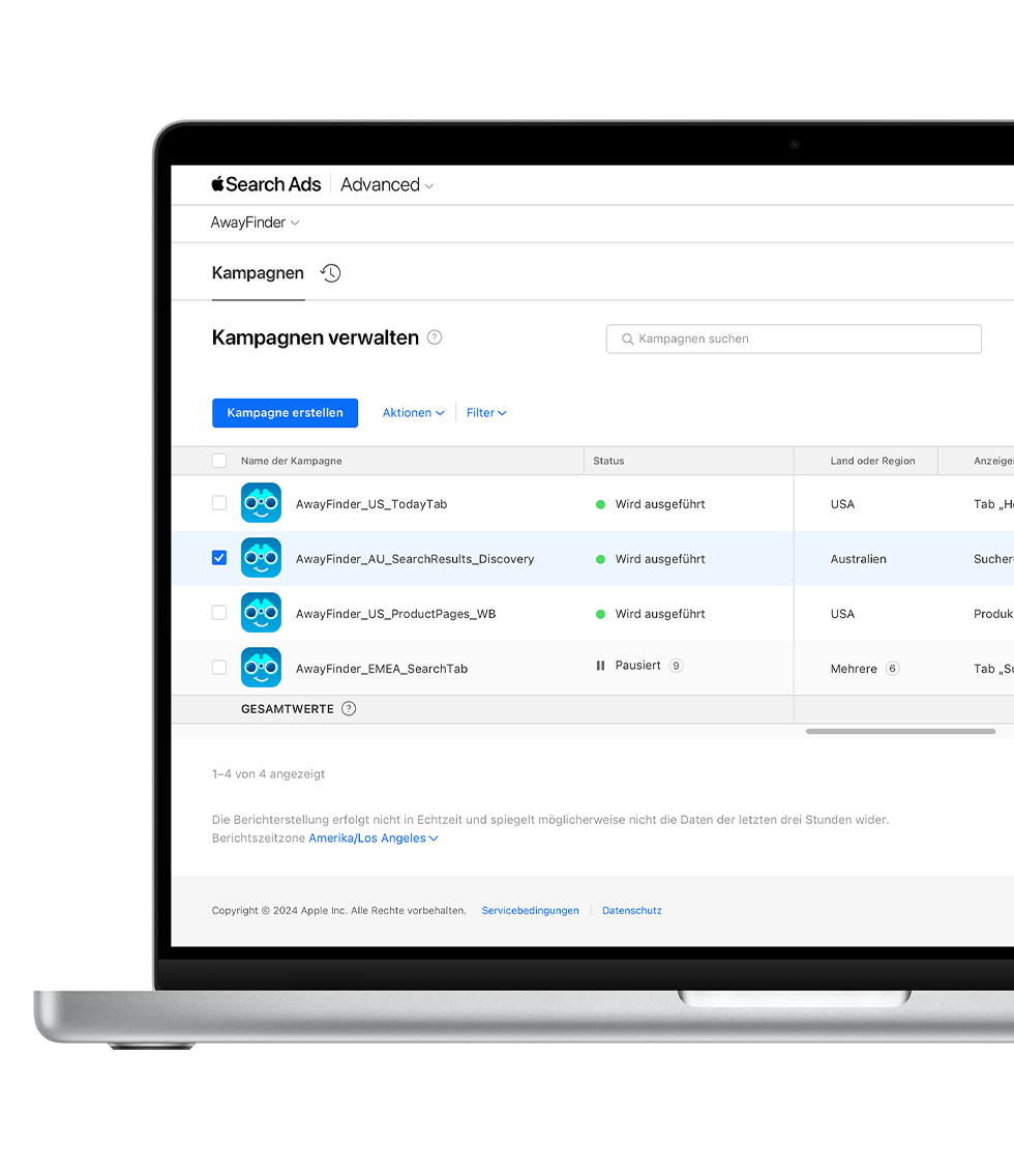 Auf einem MacBook ist das Kampagnen-Dashboard in Apple Search Ads Advanced geöffnet. Vier Kampagnen werden mit ihrem jeweiligen Kampagnennamen, Status, Land oder Region und der Anzeigenplatzierung in Spalten aufgelistet.