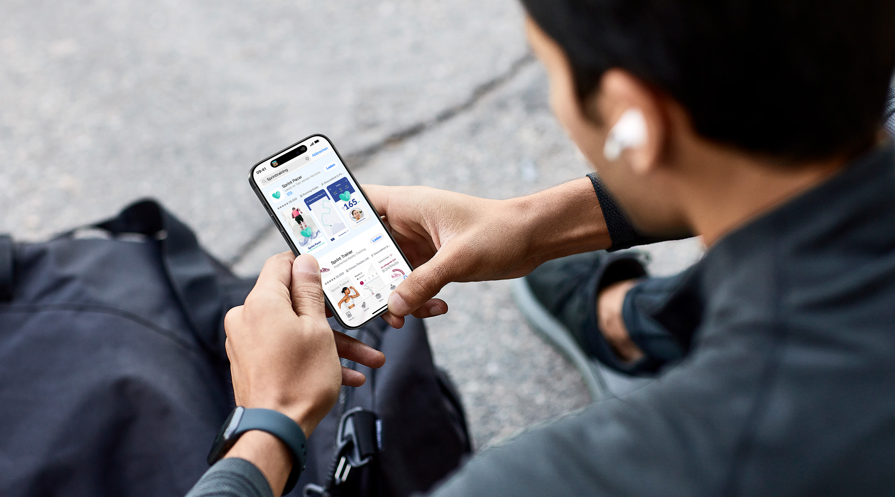 Ein Mann, der im App Store nach „Sprinttraining“ sucht. Eine Anzeige für die Beispiel-App „Sprint Pacer“ erscheint oben in den Suchergebnissen und die App „Sprint Trainer“ erscheint darunter.