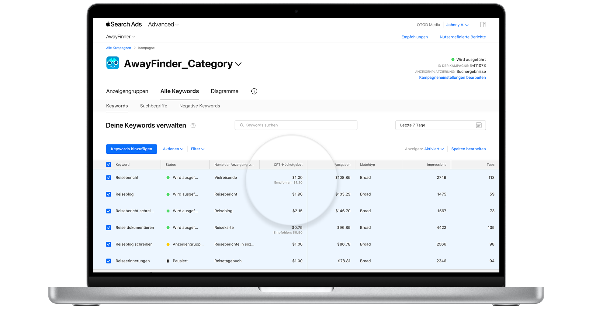 Das Dashboard „Alle Keywords“ ist für die Beispiel-App „AwayFinder“ geöffnet. In der Spalte „CPT Höchstgebot“ wird ein Gebot zur Bearbeitung ausgewählt. Unterhalb des aktuellen Gebotsbetrags wird ein empfohlener Gebotsbetrag mit einem Update-Link angezeigt. Durch Klicken auf den Link wird als aktuelles Gebot das empfohlene Gebot verwendet.