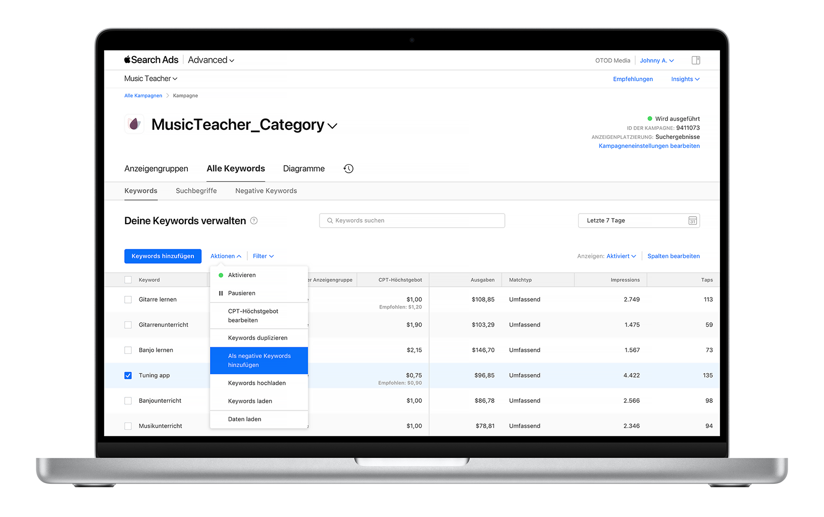 Das Kampagnen-Dashboard ist für die Beispiel-App „Music Teacher“ geöffnet. Das Kontrollkästchen neben dem Keyword „Tuning-App“ ist aktiviert, das Menü „Aktionen“ ist geöffnet und „Als negative Keywords hinzufügen“ ist ausgewählt.