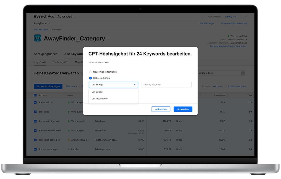 Das Dashboard „Alle Keywords“ in Apple Search Ads Advanced ist auf Kampagnenebene geöffnet. Alle Keywords sind ausgewählt und ein Modal mit dem Text „CPT-Höchstgebot für 24 Keywords bearbeiten“ ist geöffnet. „Gebote erhöhen“ ist ausgewählt und „Um Betrag“ ist in einem Menü hervorgehoben. Das Feld „Betrag eingeben“ und die Tasten zum Abbrechen oder Anwenden der Änderungen sind vorhanden.