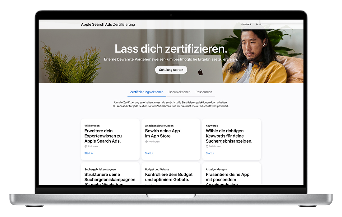 Ein MacBook mit der Startseite der Apple Search Ads Zertifizierung.