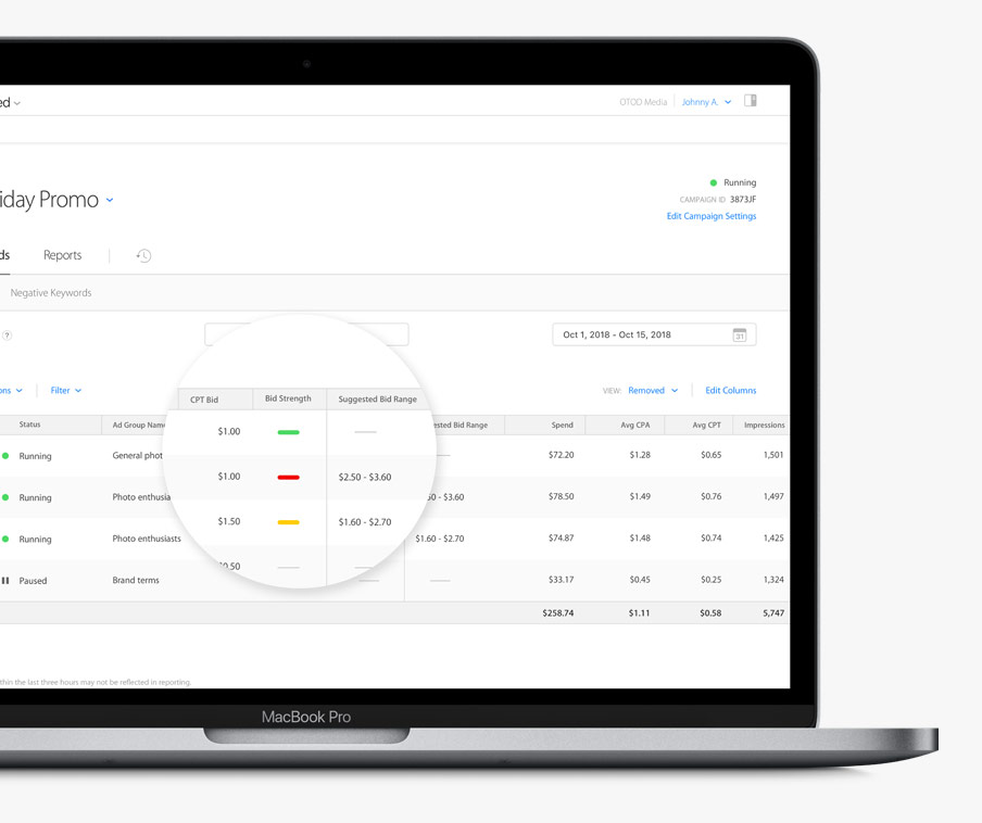 Das Dashboard „Anzeigengruppen-Keywords“ für eine Suchergebniskampagne mit hervorgehobenen Gebotserkenntnissen.