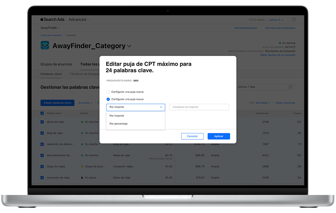 El panel Todas las palabras clave de Apple Search Ads Advanced está abierto en el nivel de la campaña. Se seleccionan todas las palabras clave y se abre un módulo que dice Editar puja de CPT máximo para 24 palabras clave. Se selecciona Aumentar pujas y se resalta Por importe en un menú. Hay un campo Introducir importe y botones para cancelar o aplicar cambios.