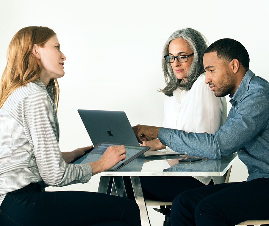 Clientes trabajando con un socio de Apple Search Ads.