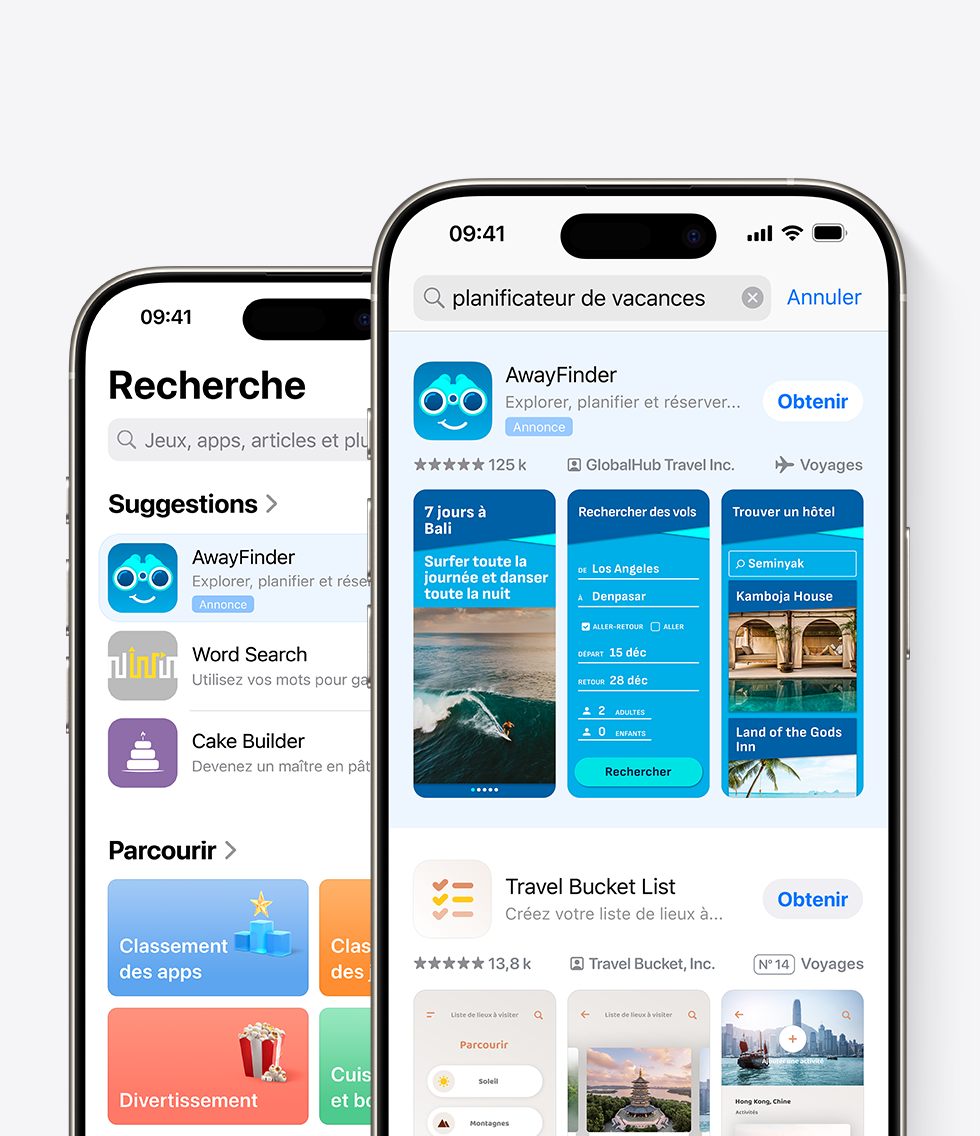 Deux iPhone avec l’App Store ouvert. Un iPhone affiche une annonce de l’app fictive AwayFinder dans l’onglet Rechercher. L’autre montre une annonce AwayFinder en haut des résultats de recherche, avec les termes « planificateur de vacances » saisis dans le champ de recherche.