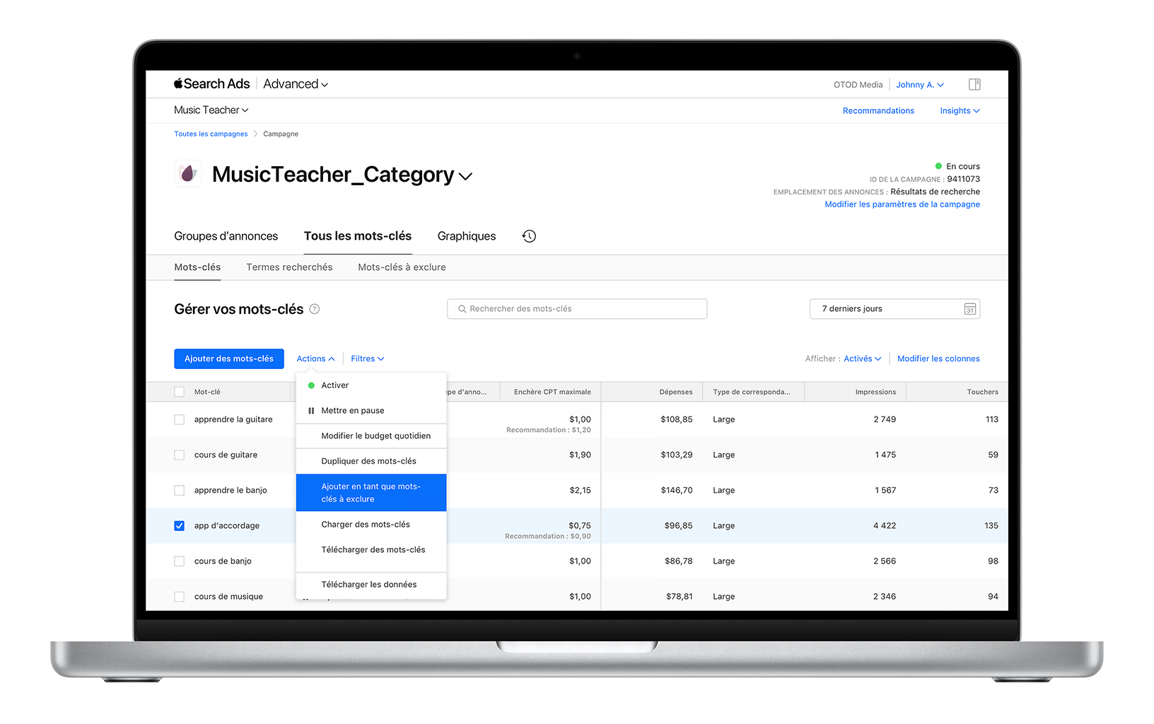 Le tableau de bord Campagnes est ouvert pour une app fictive, Music Teacher. La case en regard du mot-clé « app d’accordage » est sélectionnée, le menu Actions est ouvert et l’option Ajouter en tant que mots-clés à exclure est sélectionnée.