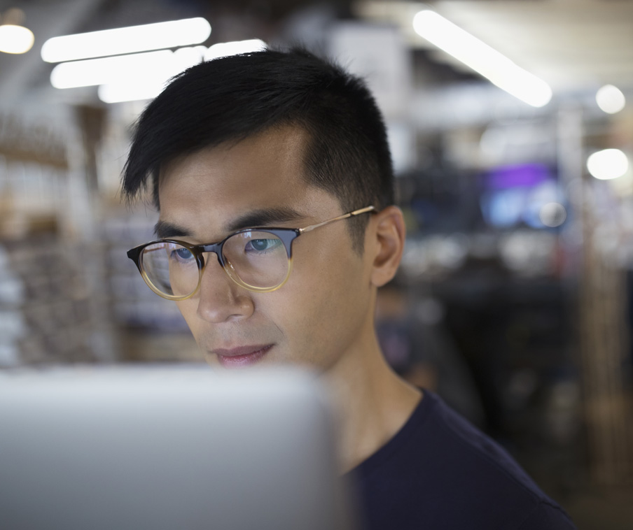 Un membre de l’équipe de développement regardant un écran de Mac.