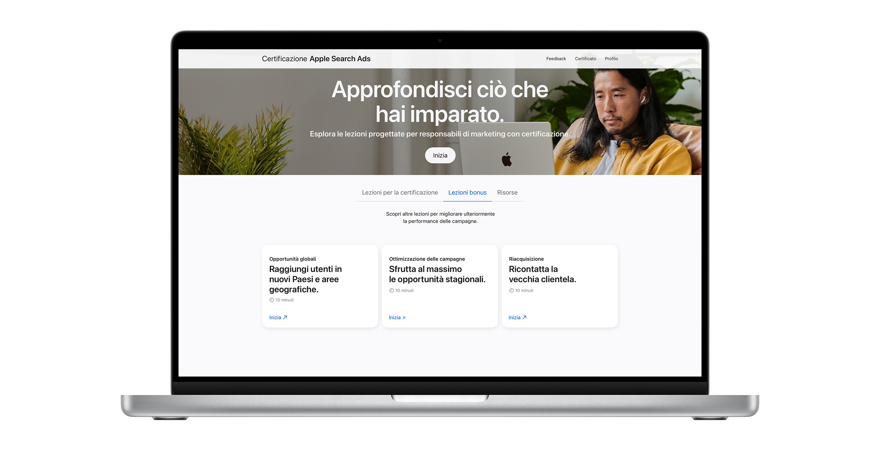 Pagina della certificazione Apple Search Ads che mostra il pannello delle lezioni bonus. Sono visualizzate tre lezioni incentrate su come migliorare la performance delle campagne.