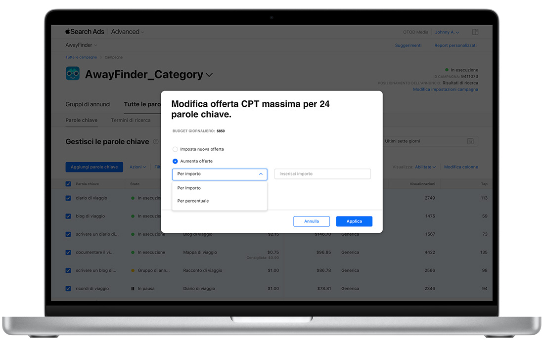Dashboard Tutte le parole chiave in Apple Search Ads Advanced aperta a livello di campagna. Tutte le parole chiave sono selezionate ed è visualizzata una finestra modale con il messaggio “Modifica offerta CPT massima per 24 parole chiave”. L’opzione “Aumenta offerte” è selezionata e la voce “Per importo” è evidenziata in un menu. Sono presenti un campo “Inserisci importo” e pulsanti per annullare o applicare le modifiche.